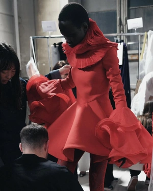 McQueen AW 2025: Новая коллекция с плиссировкой | Новости сайта